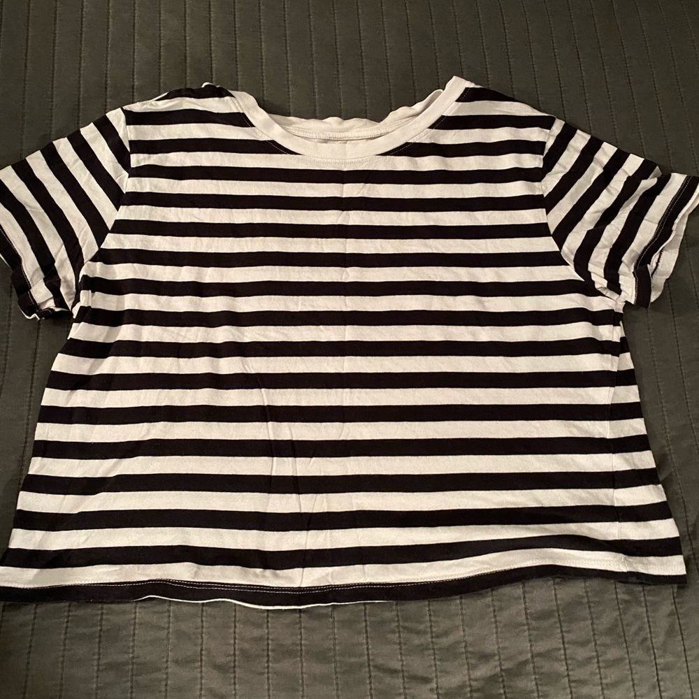 So brand black and white cropped T shirt